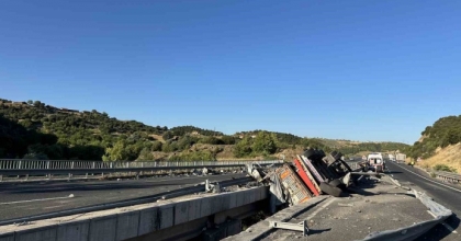 UŞAK’TA TIR, İKİ KÖPRÜ ARASINA DEVRİLDİ: 1 ÖLÜ
