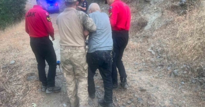 KAYBOLAN ALZHEİMER HASTASI YAŞLI ADAM SAĞ OLARAK BULUNDU
