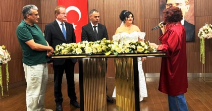 GAZETECİLERİ BULUŞTURAN NİKAH