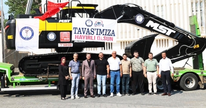 TAVAS BELEDİYESİ'NE 22 TONLUK YENİ EKSKAVATÖR