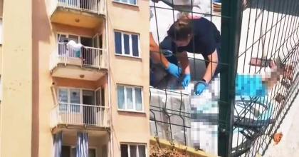 YARI ÇIPLAK SOKAĞA ÇIKAN KADIN DAHA SONRA 3. KATTAN ATLADI