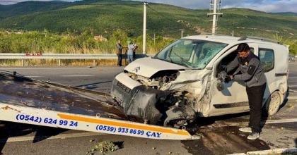 HAFİFİ TİCARİ ARAÇLAR ÇARPIŞTI: 1 ÖLÜ, 4 YARALI
