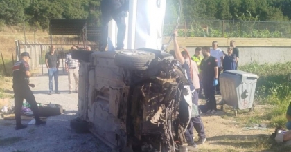 UŞAK’TA OTOMOBİL KARŞI ŞERİDE GEÇİP DEVRİLDİ: 1 ÖLÜ, 3 YARALI
