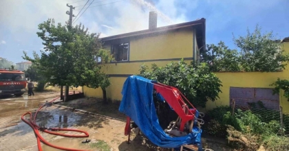 YANGINDA İKİ KATLI EV KULLANILAMAZ HALE GELDİ