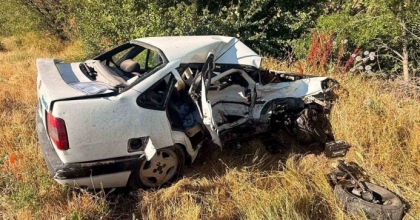 OTOMOBİLLERİN ÇARPIŞTIĞI KAZADA BİR KİŞİ ÖLDÜ 3 KİŞİ YARALANDI