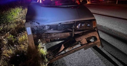BARİYERLERE ÇARPAN OTOMOBİLİN SÜRÜCÜSÜ YARALANDI

