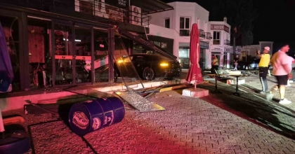 OTOMOBİL BÖREKÇİYE GİRDİ: 2 YARALI

