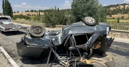 UŞAK’TA TAKLA ATARAK KARŞI ŞERİDE GEÇEN OTOMOBİLDE AYNI AİLEDEN 4 KİŞİ YARALANDI
