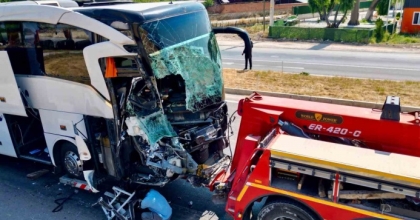 YOLCU OTOBÜSÜ KAMYONETLE ÇARPIŞTI: 1 ÖLÜ,15 YARALI