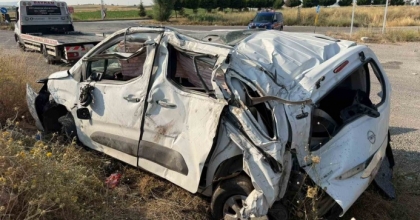 HAFİF TİCARİ ARAÇ TAKLA ATTI: 1 ÖLÜ, 2 YARALI
