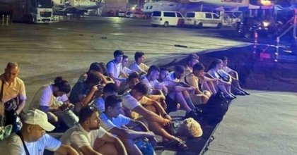 25 DÜZENSİZ GÖÇMEN VE 2 GÖÇMEN KAÇAKÇISI YAKALANDI
