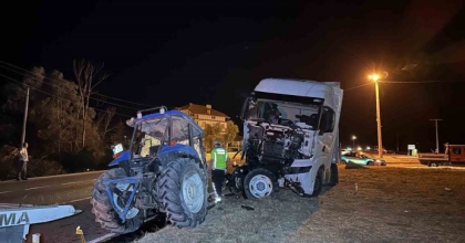 UŞAK’TA TRAKTÖR İLE TIR ÇARPIŞTI: 1 ÖLÜ, 1 YARALI
