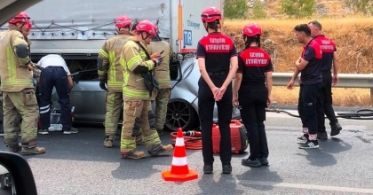TIRA ÇARPAN OTOMOBİLİN SÜRÜCÜSÜ HAYATINI KAYBETTİ