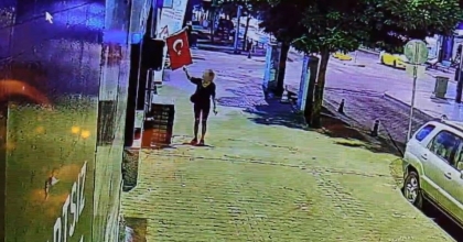 TÜRK BAYRAĞINI YAKAN ŞÜPHELİ ADLİYEYE SEVK EDİLDİ
