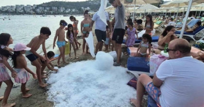 SICAKTAN KAVRULAN BODRUM’DA SAHİLE 2 TON BUZ DÖKÜLDÜ
