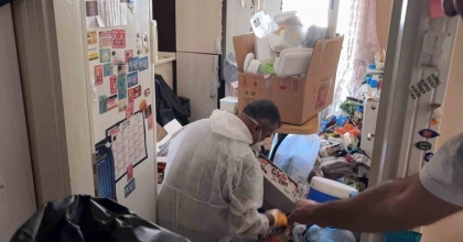 KÜTAHYA’DA EMEKLİ PROFESÖRÜN İKİ DAİRESİNDEN TONLARCA EŞYA VE ÇÖP ÇIKTI