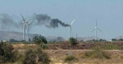 İZMİR’DE RÜZGAR GÜLÜ YANDI
