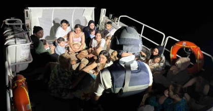 GÖKOVA KÖRFEZİNDE 64 DÜZENSİZ GÖÇMEN VE 4 GÖÇMEN KAÇAKÇISI YAKALANDI