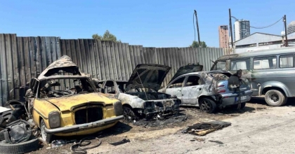 OTOMOBİL YANGINI DİĞER ARAÇLARA SIÇRADI: 4 ARAÇ KÜLE DÖNDÜ
