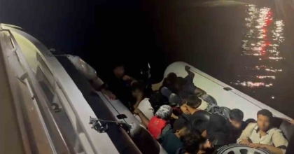 İZMİR AÇIKLARINDA 21 DÜZENSİZ GÖÇMEN YAKALANDI, 31 GÖÇMEN KURTARILDI