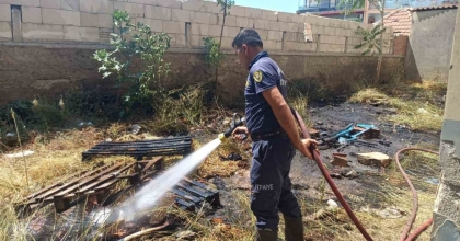 APARTMANIN ARKA BAHÇESİNDE ÇIKAN YANGIN BÜYÜMEDEN SÖNDÜRÜLDÜ
