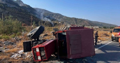 KONTROLDEN ÇIKAN TRAKTÖR DEVRİLDİ: 1 YARALI
