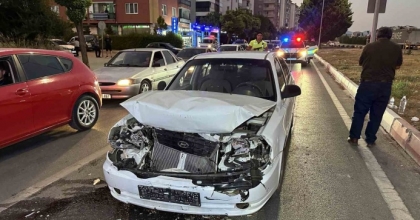KIRMIZI IŞIKTA BEKLEYEN OTOMOBİLE ÇARPTI: 3 YARALI
