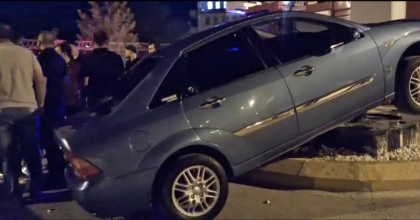 HİSARCIK’TA OTOMOBİL ORTA REFÜJE ÇIKTI: SÜRÜCÜ YARALANDI
