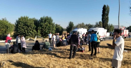 AFYON’DA KONTROLDEN ÇIKAN YOLCU OTOBÜSÜ DEVRİLDİ: YARALILAR VAR
