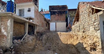 UŞAK’TA METRUK YAPILAR YIKILIYOR
