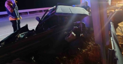BARİYERLERE ÇARPAN OTOMOBİL SÜRÜCÜSÜ HAYATINI KAYBETTİ

