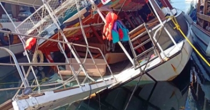 AKYAKA’DA TUR TEKNESİ SU ALARAK YAN YATTI
