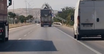 DAMPERİ AÇIK UNUTULAN KAMYON YÖN LEVHASINI YIKTI
