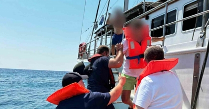 KARAYA OTURAN GEZİ TEKNESİNDEKİ 11 KİŞİ SAHİL GÜVENLİK TARAFINDAN KURTARILDI
