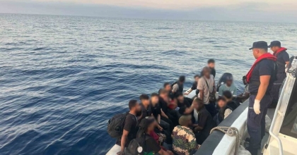 İZMİR AÇIKLARINDA 44 DÜZENSİZ GÖÇMEN YAKALANDI
