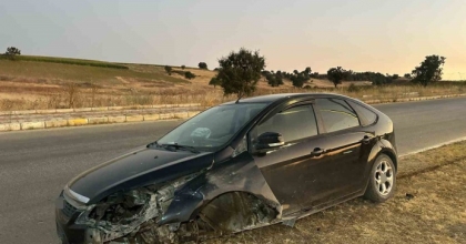UŞAK’TA OTOMOBİL REFÜJE ÇIKTI: 2 YARALI
