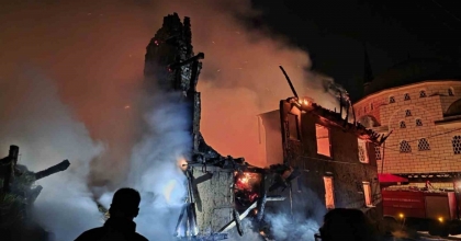 KÜTAHYA’DA KORKUTAN YANGIN: AHŞAP EV VE SAMANLIK TAMAMEN YANDI
