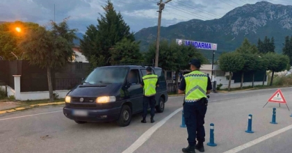 MUĞLA’DA JANDARMA TRAFİK DENETİMLERİNDE 155 ARAÇ TRAFİKTEN MEN EDİLDİ
