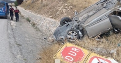 REFÜJE DEVRİLEN OTOMOBİLDE 2 KİŞİ YARALANDI
