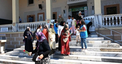 DENİZLİ’DE MEVLİD KANDİLİ’NDE 571 GÜL DAĞITILDI