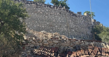GÜNEY’İN GİRİŞİNDE TAŞ DUVAR YENİLENDİ