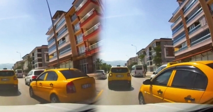 HATALI ŞERİT DEĞİŞTİRME KAZAYA NEDEN OLUYORDU