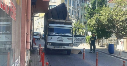 KAMYONET KASASI BALKONA ÇARPTI