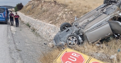 REFÜJE DEVRİLEN OTOMOBİLDE 2 KİŞİ YARALANDI