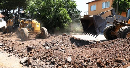 TAVAS’TA İKİ MAHALLEDE YOL MESAİSİ