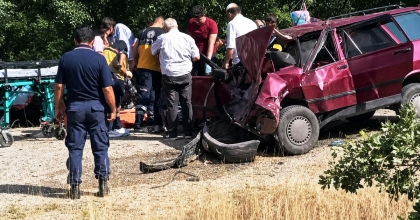 İKİ OTOMOBİL ÇARPIŞTI: 1 ÖLÜ 5 YARALI