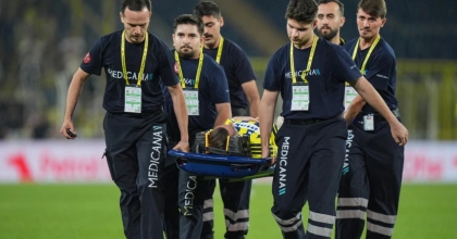 KEREM AKTÜRKOĞLU KORKUTTU: KAFASINA DARBE ALDI, HASTANEYE GÖTÜRÜLDÜ