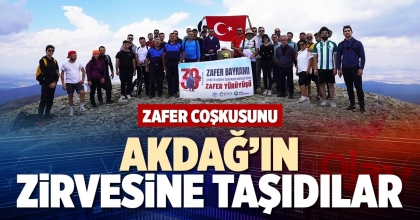 ZAFER COŞKUSUNU AKDAĞ’IN ZİRVESİNE TAŞIDILAR