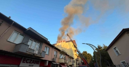 UŞAK’TA KORKUTAN ÇATI YANGINI
