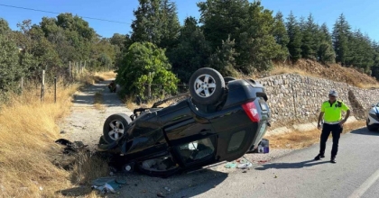 TAKLA ATAN OTOMOBİLİN SÜRÜCÜSÜ AĞIR YARALANDI
